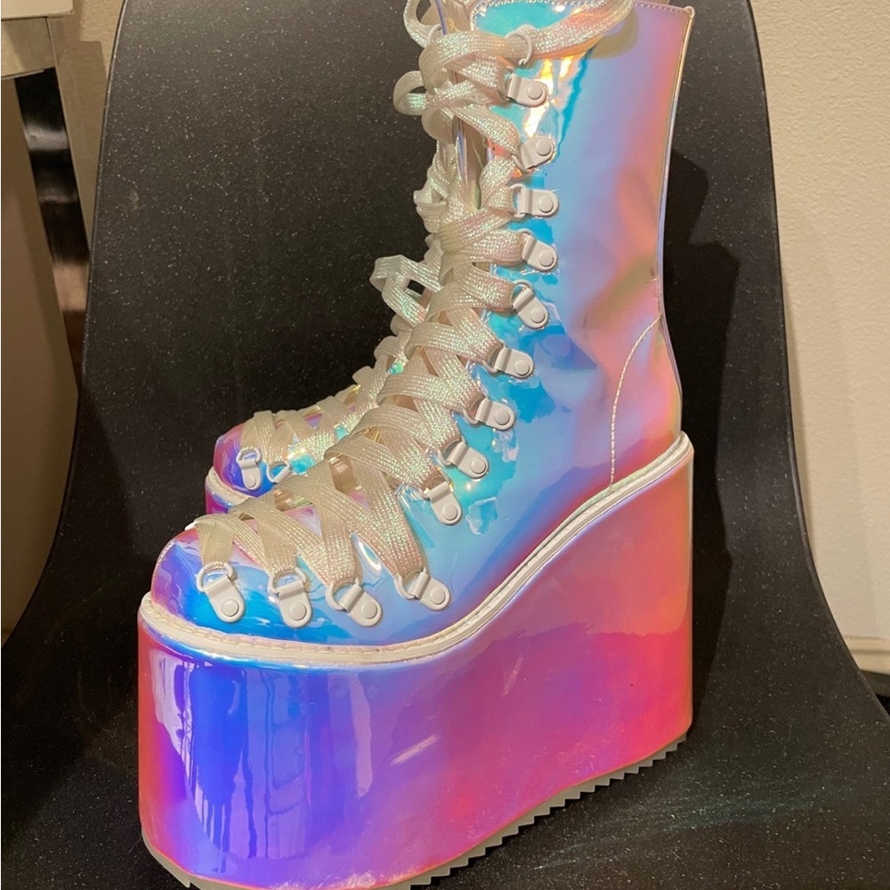 Strobewalker Holographic Platforms